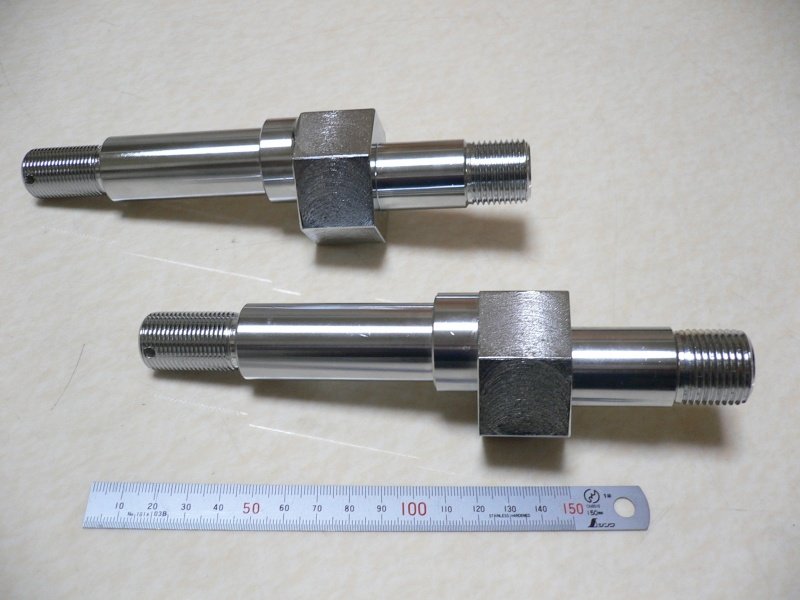SCM435のクランクシャフト2点。六角部を挟んで両端にねじ加工があり、スケール定規を添えて撮影