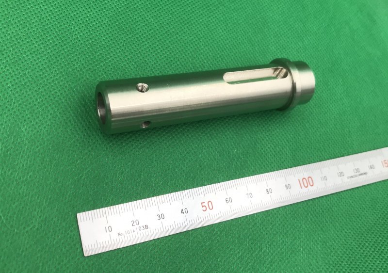 SUS303のシャフト加工品。キー溝とタップ穴があり、スケール定規を添えて撮影
